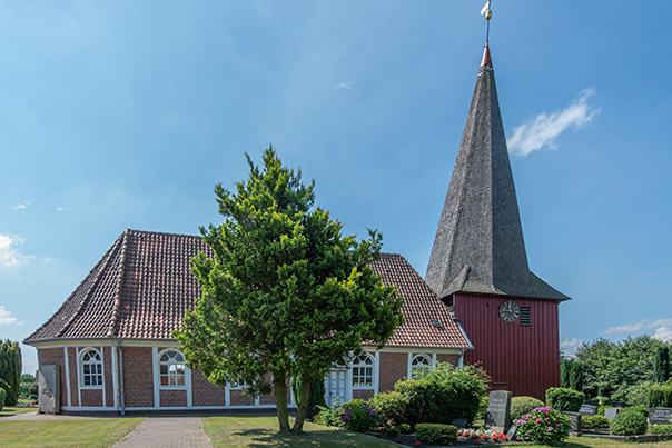 Typische Altländer Kirche mit Holzturm